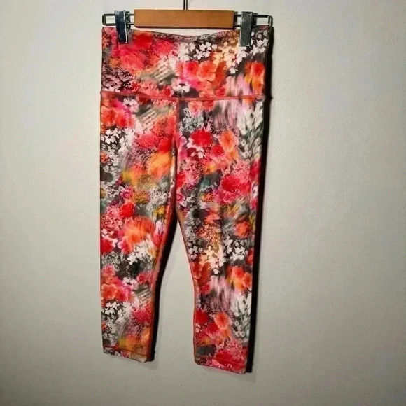 ATHLETA ULTRA HIGH RISE ELATION PRINTED  CAPRI - Leggings XS - Picture 4 of 6